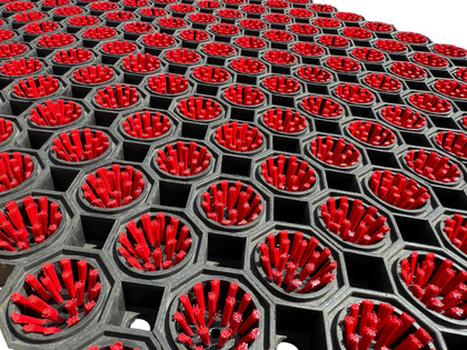 Super Strong z drenażem wypełnienie szczoteczkami w każdym oczku kolor czerwony